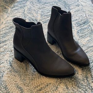 Gray leather Clark’s ankle Chelsea boot
